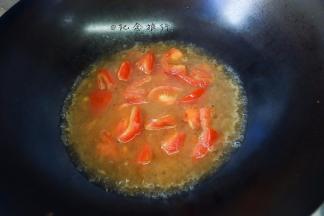 加入一点水、两勺料酒、一勺生抽、一小勺盐、一点点糖煮至番茄变软