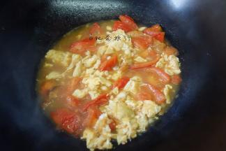 放入刚才炒好的鸡蛋，煮一分钟即可