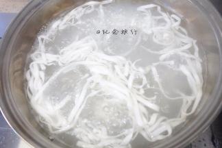 面煮熟后盛出，倒上番茄鸡蛋跟番茄原汤，再放一小颗青菜即可