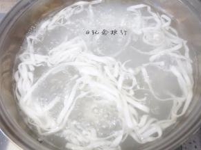 面煮熟后盛出，倒上番茄鸡蛋跟番茄原汤，再放一小颗青菜即可