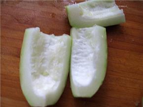 冬瓜去瓤切段。