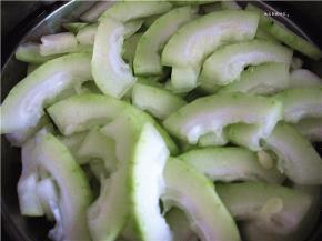 然后切成均匀的薄片，比一般炒制的片稍厚些即可。