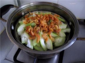 码放在可以蒸制的容器里，上面放上葱姜段，然后将泡发好的海米放在上面，将容器放入蒸锅中。