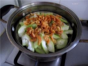码放在可以蒸制的容器里，上面放上葱姜段，然后将泡发好的海米放在上面，将容器放入蒸锅中。