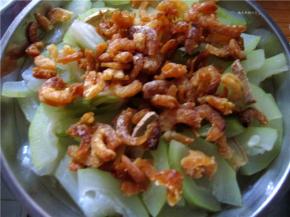 蒸好的冬瓜取出。