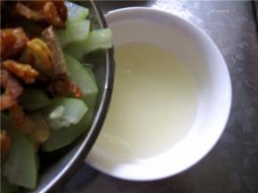 将蒸制出的汤汁倒入碗中。