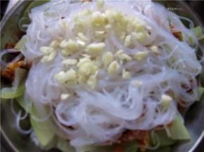 放入煮熟的粉丝，上面放入拍碎的蒜末。