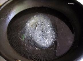 锅中水加热后将粉丝放入煮熟，捞出后用凉水稍拔一下。