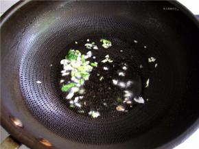 锅中放入少量油，用葱花爆香。