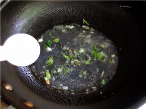 加入适量的盐调好口味。