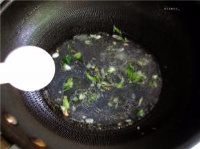 加入适量的盐调好口味。