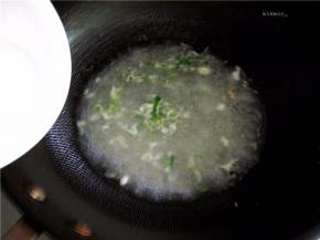 加入水淀粉勾成适度的芡汁。