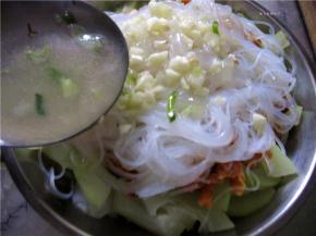 将芡汁浇在蒸制好的冬瓜上，一道美味的蒸冬瓜就可以享用啦。