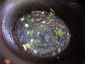 倒入蒸制出的原汁（如果感觉不足可以加入一些将泡发海米的水，味道很鲜的）。
