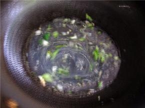 倒入蒸制出的原汁（如果感觉不足可以加入一些将泡发海米的水，味道很鲜的）。