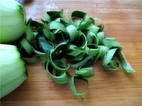 购买小冬瓜，瓜皮及瓜肉都非常的鲜嫩，洗净外皮。用削皮器将瓜皮削下来，要保持一定的长度。