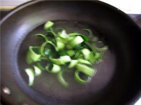 锅中做热水，将瓜皮放入锅中焯制。