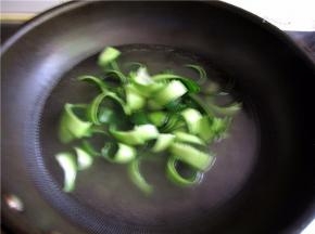 锅中做热水，将瓜皮放入锅中焯制。