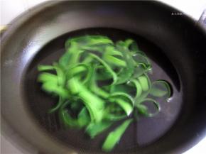 焯制瓜皮变软即可出锅，用凉水浸泡一下。