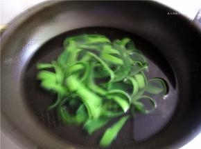 焯制瓜皮变软即可出锅，用凉水浸泡一下。