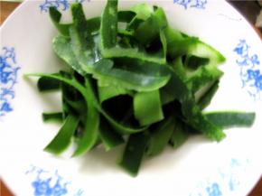 捞出后控干水分。