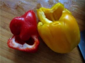 彩椒清洗干净。