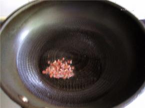 锅中油热后将花椒放入。