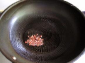 锅中油热后将花椒放入。