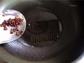 爆出花椒的香味后捞出花椒。