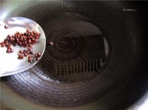 爆出花椒的香味后捞出花椒。