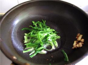 放置一旁，将冬瓜皮倒入。