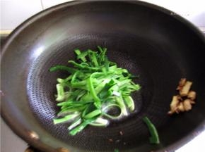 放置一旁，将冬瓜皮倒入。