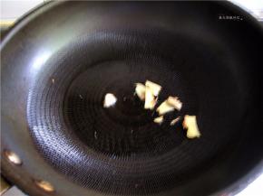 将姜片放入煸香。