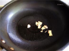 将姜片放入煸香。