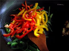 放入彩椒丝翻炒。