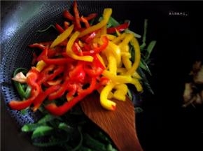 放入彩椒丝翻炒。