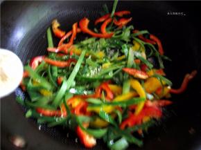 加入适量精盐和鸡精。