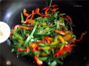 加入适量精盐和鸡精。