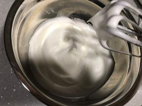 电动打蛋器先低速再高速再低速的顺序，蛋白霜打至湿性发泡，提起打蛋头有小弯勾即可。蛋白霜不要打太硬，容易开裂。