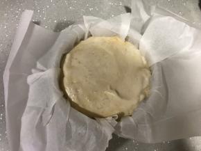 倒入模具，用刮刀将表面大致抹平。