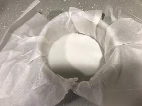 模具垫上油纸。蛋糕糊很稀，油纸一定要比模具高。