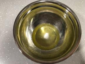 蛋清里加入细砂糖。