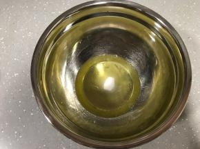 蛋清里加入细砂糖。