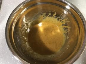 速溶咖啡粉过筛加入，搅拌均匀。