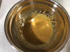 速溶咖啡粉过筛加入，搅拌均匀。