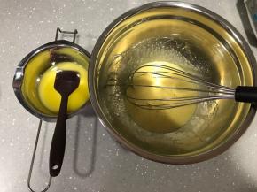 黄油融化后凉至手温，加入蛋黄中搅拌均匀。