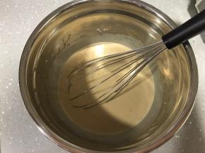 加入牛奶，搅拌均匀。放一旁备用。