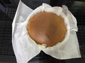 出炉，上色均匀未开裂。
可用牙签从侧面插入底部提起，牙签上如果带着面糊状蛋糕就是熟了，如果是液体就是没熟，可回炉再烤几分钟。咖啡魔法蛋糕液体量少，比柠檬魔法蛋糕更容易熟。
出炉的蛋糕很脆弱，会有一些回缩，先不要着急脱模，连着模具一起放凉，用模具的余温闷一下蛋糕。