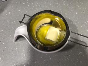 黄油隔水融化。