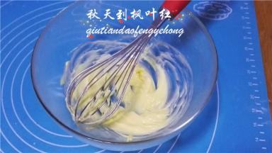 将35克黄油切小块，室温软化后，用打蛋器略微打散。